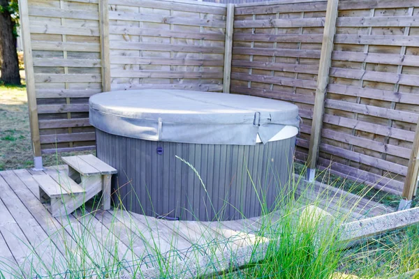 Hot Tub Spa Med Vatten Bubblande Och Locket Hemmet Trä — Stockfoto