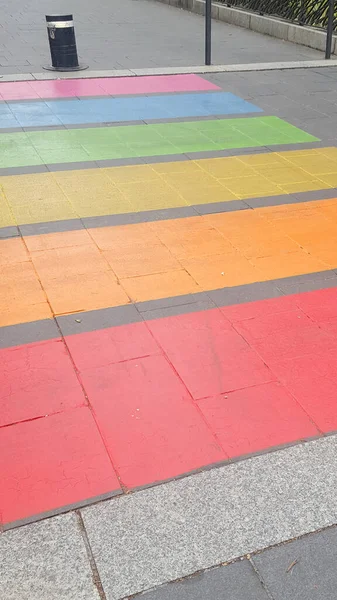 Уличный Пешеходный Переход Городе Знака Радужного Флага Концепции Дискриминации Лгбт — стоковое фото
