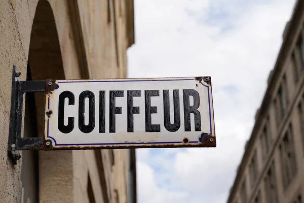Caddedeki Kuaför Tabelası Caddedeki Fransız Kuaför Dükkanında Demektir — Stok fotoğraf