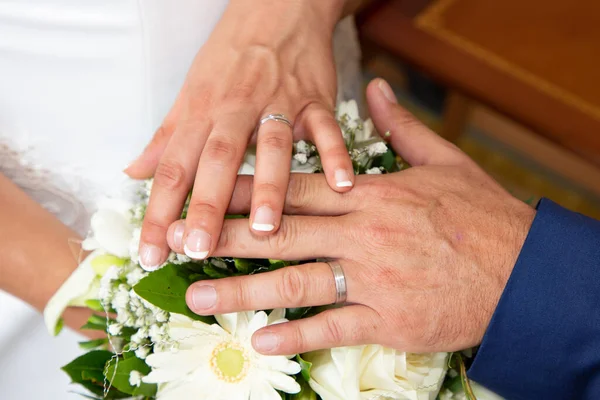 Groom Man Bride Woman Closeup Hands Wedding Rings Marriage Bouquet — Stock Photo, Image
