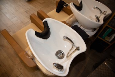 Berber saç yıkama, lavabo, kuaför butiğinde beyaz lavabo.