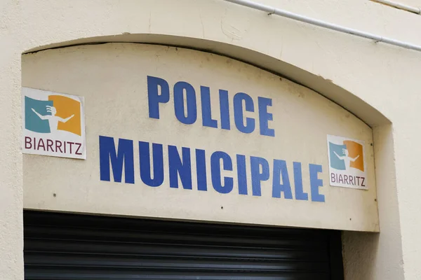 Логотип Поліцейського Муніципалітету Підпис Французькому Місті Біарріц Під Офісною Будівлею — стокове фото