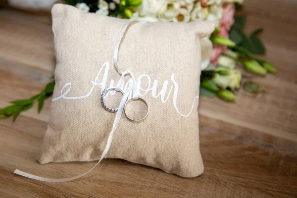 Anéis Casamento Travesseiro Com Fita Mesa Madeira Com Texto Amour — Fotografia de Stock