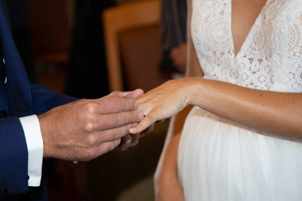 Bräutigam Legte Braut Hochzeitstag Ehering Die Hand — Stockfoto