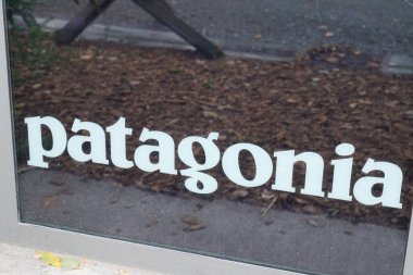 Bordeaux, Aquitaine / France - 09 01 2020: Patagonya logosu ve mağazanın girişinin üstü imzalandı