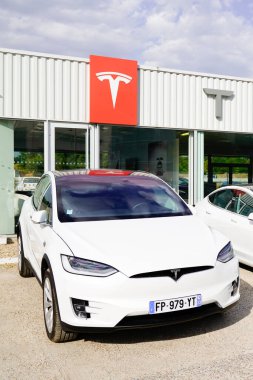 Bordeaux, Aquitaine / Fransa - 09 01 01 2020: Tesla Model 3 beyaz elektrikli araba galerisinde yeni araba satışı müşteriye teslim edilmeye hazır