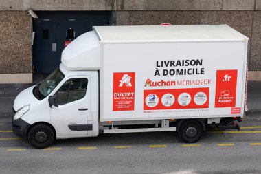 Bordeaux, Aquitaine / Fransa - 09 01 01 2020: auchan market logosu dağıtım minibüsünde satış yapmak üzere süpermarket imzası