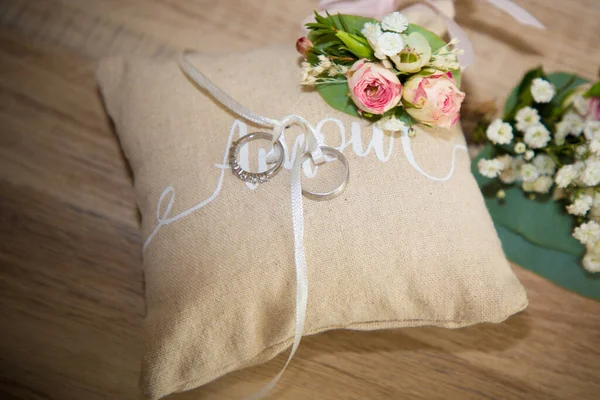 Twee Trouwringen Bruin Kussen Rustieke Stijl Close Met Bloemen Decoratie — Stockfoto