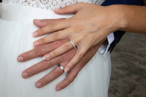 Jegygyűrűk Menyasszony Vőlegény Kezét Házasság Fehér Ruha Háttér — Stock Fotó