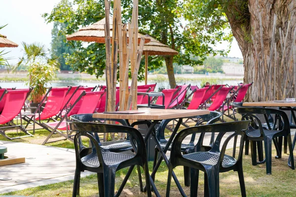 Schaduwcafe Tafel Stoelen Het Terras Buiten Bar Aan Rivier — Stockfoto