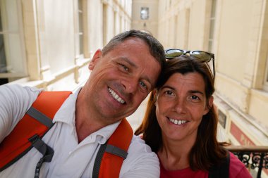 Nantes 'da selfie çeken mutlu çifti seviyorum.