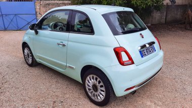 Bordeaux, Aquitaine / France - 09 15 2020: Fiat 500 mavi, eski model modern araba