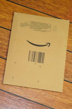 Bordeaux, Aquitaine / Fransa - 09: 15 2020: Amazon logosu işareti oku tek zarf üzerine basılmış kahverengi karton kutu tarafında gülümsüyor