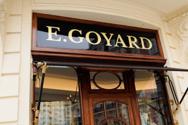 Biarritz, Aquitaine / Fransa - 07: 30 2020: Goyard logosu ve lüks duvarda altın yazı.