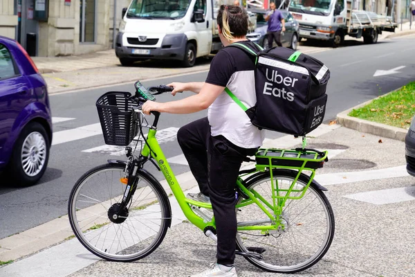 Perigueux Aquitania Francia 2020 Ubereats Repartidor Bicicletas Con Mochila Uber — Foto de Stock