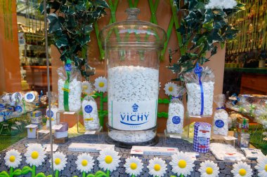 Vichy, Auvergne / Fransa - 09: 20 2020: Logolu Vichy pastilleri ve özel bir mağaza şekerleme dükkanının vitrininde şeker için imza günleri
