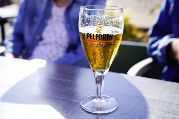 Бордо Аквитания Франция 2020 Логотип Пельфорта Стакане Светлого Пива Террасе — стоковое фото