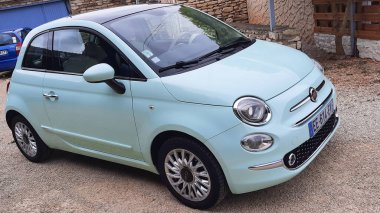 Bordeaux, Aquitaine / Fransa - 09: 20 2020: fiat 500 modern araba açık havada park edilmiş klasik mavi renk