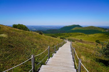 Tahta patika turist merdiveni. Auvergne Fransa 'daki Puy de Dome volkanına kolay ulaşım.