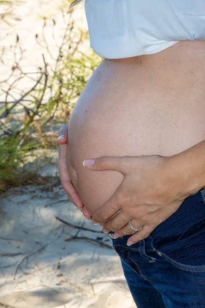 Moeder Zwanger Vrouw Omarmen Haar Naakte Buik Met Strelen Handen — Stockfoto