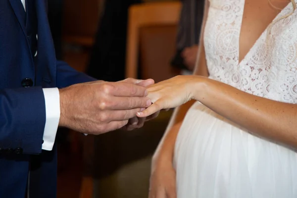 新郎的结婚戒指新郎的手戴新娘的手指在结婚当天 — 图库照片