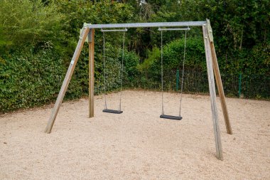 Boş zincir sallanıyor Bahçe parkındaki çocuklar için ahşap denge