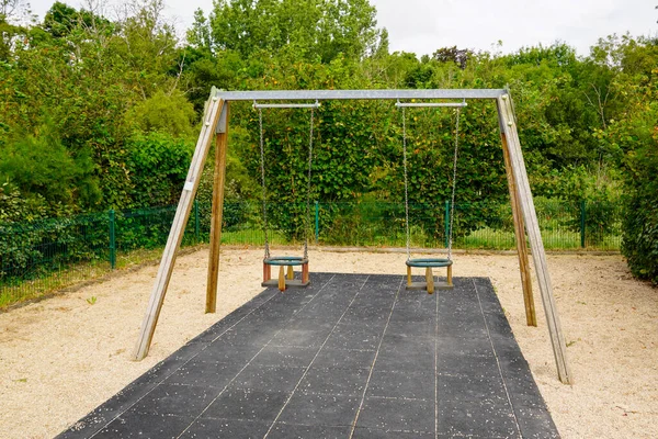 Wooden Chain Swing Outdoor City Park — Stock Photo, Image