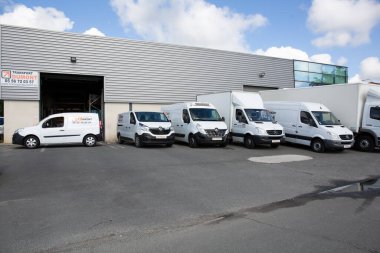 Bordeaux, Aquitaine / France - 09 25 2020: Dumont sosyetesinin beyaz kamyon nakliye parkı için taşımacılığı