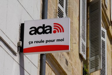 Bordeaux, Aquitaine / France - 09 25 2020: Ada Araba Kiralama Ofisi Fransa 'da kırmızı logo işareti ve metin
