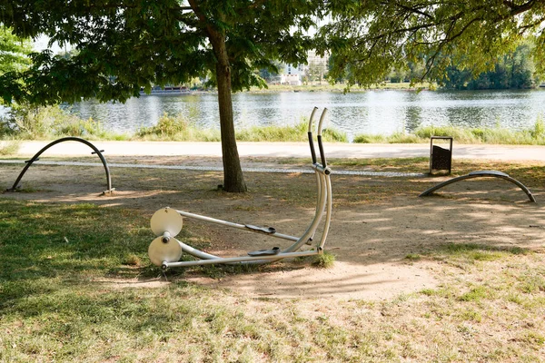 Şehir Parkında Spor Aletleri Olan Açık Hava Alanı Spor Egzersizleri — Stok fotoğraf