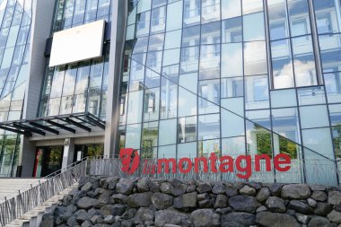 Clermont-Ferrand, Auvergne / Fransa - 09 25 2020: La Montagne logosu ve Fransa 'nın Auvergne kentindeki Fransız basılı medyasının bölgesel gazetesinin yeni binasına yazı
