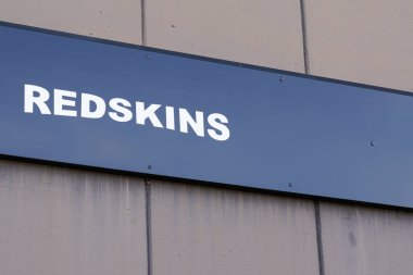 Bordeaux, Aquitaine / Fransa - 09 25 2020: Redskins Toprakları Toprakları Koleksiyonu için Redskins logosu imzası