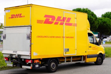 Bordeaux, Aquitaine / France - 09 25 2020: DHL hızlı dağıtım minibüsü sarı kurye kamyonu