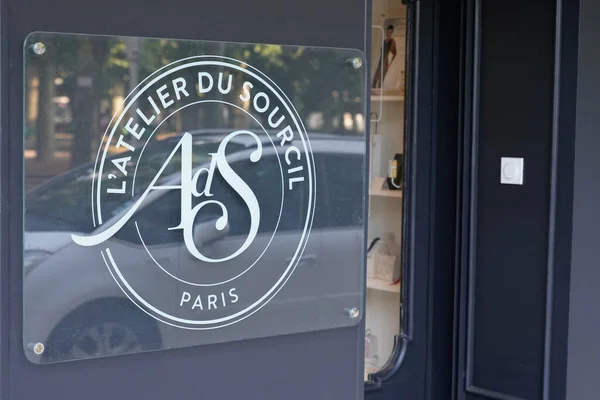 Bordeaux , Aquitaine / France - 09 25 2020 : l'atelier du sourcil logo sign on windows shop beauty salons eyebrow workshop female — Stock Image Bordeaux Aquitaine France 2020 Atelier Sourcil Logo Sign Windows Shop Stock Image