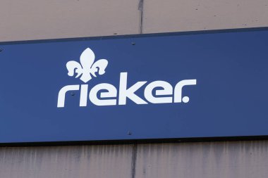 Bordeaux, Aquitaine / Fransa - 09 25 2020: Rieker logosu ve mağazanın önündeki Alman marka ayakkabı üreticisinin imzası