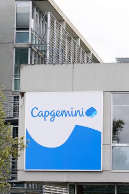Bordeaux, Aquitaine / Fransa - 10 01 2020: Capgemini logosu ve Fransa 'nın iş danışmanlığı danışmanlık şirketi için çokuluslu profesyonel hizmetler bürosu önünde metin imzası
