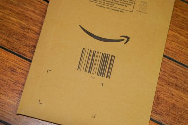 Bordeaux, Aquitaine / Fransa - 09 25 2020: Amazon logosu kahverengi karton zarfa basılı gülümseyen işaret oku