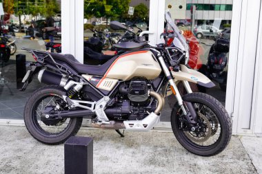 Bordeaux, Aquitaine / France - 09 25 2020: Moto Guzzi v85 tt motosiklet satıcısının önünde İtalyan üreticinin vitrinleri