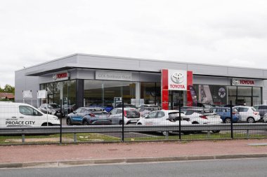 Bordeaux, Aquitaine / Fransa - 10 01 2020: Toyota yeni otomobil mağazası otomobil bayii aracı ve imza amblemi