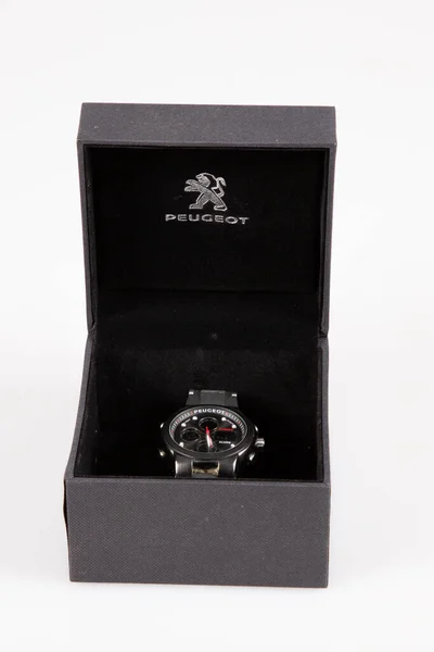 ボルドー アキテーヌ フランス 2020年 フランスの自動車のライオン記号とブラックボックスギフトで車のブランドのプジョーの新しい時計 — ストック写真
