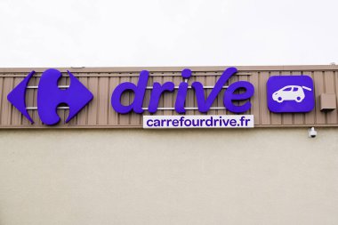 Bordeaux, Aquitaine / Fransa - 10 01 2020: Carrefour Drive süpermarket işareti metin ve Fransız mağazası hipermarket logosu