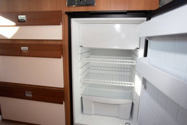 Karavanda boş buzdolabı var.