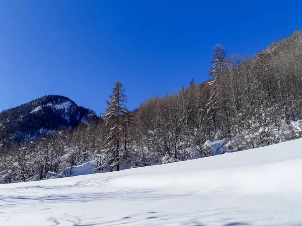 冬の山と白い雪のアルプスフランス — ストック写真
