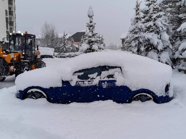 Techo Coche Azul Cubierto Nieve Aparcamiento Aire Libre Día Invierno — Foto de Stock