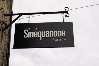 Bordeaux, Aquitaine / Fransa - 10 01 2020: Sinequanone logosu ve butik lüks moda perakendecisi önünde imza