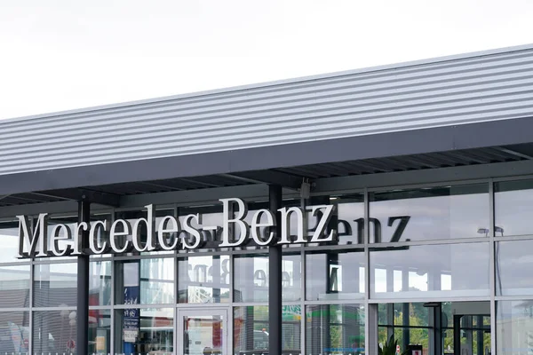 Bordeaux, Aquitaine / Fransa - 10 01 2020: Mercedes Benz bayii Otomobil tabelası ve metin dükkanı logo araba pencereleri