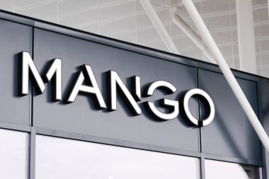 Bordeaux, Aquitaine / Fransa - 10 01 2020: Mango logosu ve İspanya Moda Markası giyim mağazasının önündeki yazı