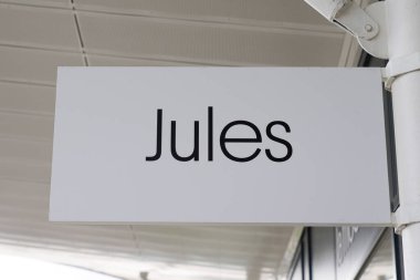 Bordeaux, Aquitaine / Fransa - 10 01 2020: Jules logosu ve metin işareti moda mağazası perakendecisi erkek giyim mağazasının önünde