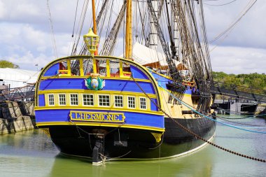 Rochefort, Aquitaine / Fransa - 10 01 2020: Hermione antik firkateyn ahşap teknesi Rochefort Charente limanında üç direk gemisi