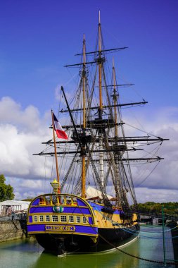 Rochefort, Aquitaine / Fransa - 10 01 2020: Hermione Lafayette firkateyn gemisi Rochefort rıhtımında antik yeni gemi